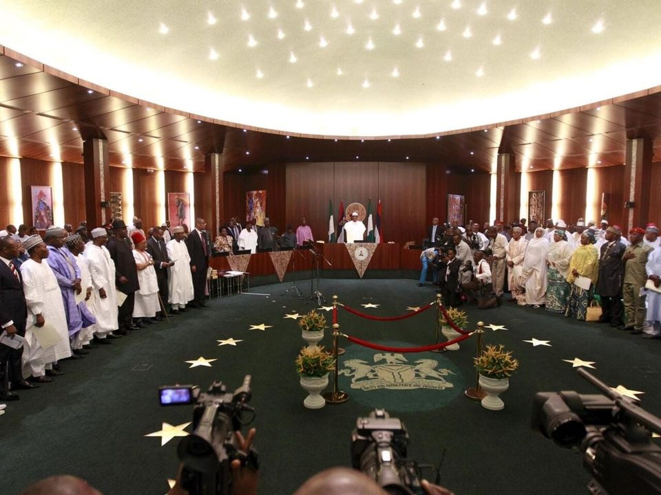 MimiMefoInfo's tweet photo. Le Nigéria vient de former un nouveau Gouvernement de 45 membres. Pour une population de 230 millions d'habitants. Au Cameroun avec 22 millions d'habitants, on est à 65 ministres et assimilés. Vous comprenez ça ??

 #Nigeria #Africa #Governance #Cameroon 
https://t.co/pJSMOjhf3U https://t.co/mJPZqRS2Y9