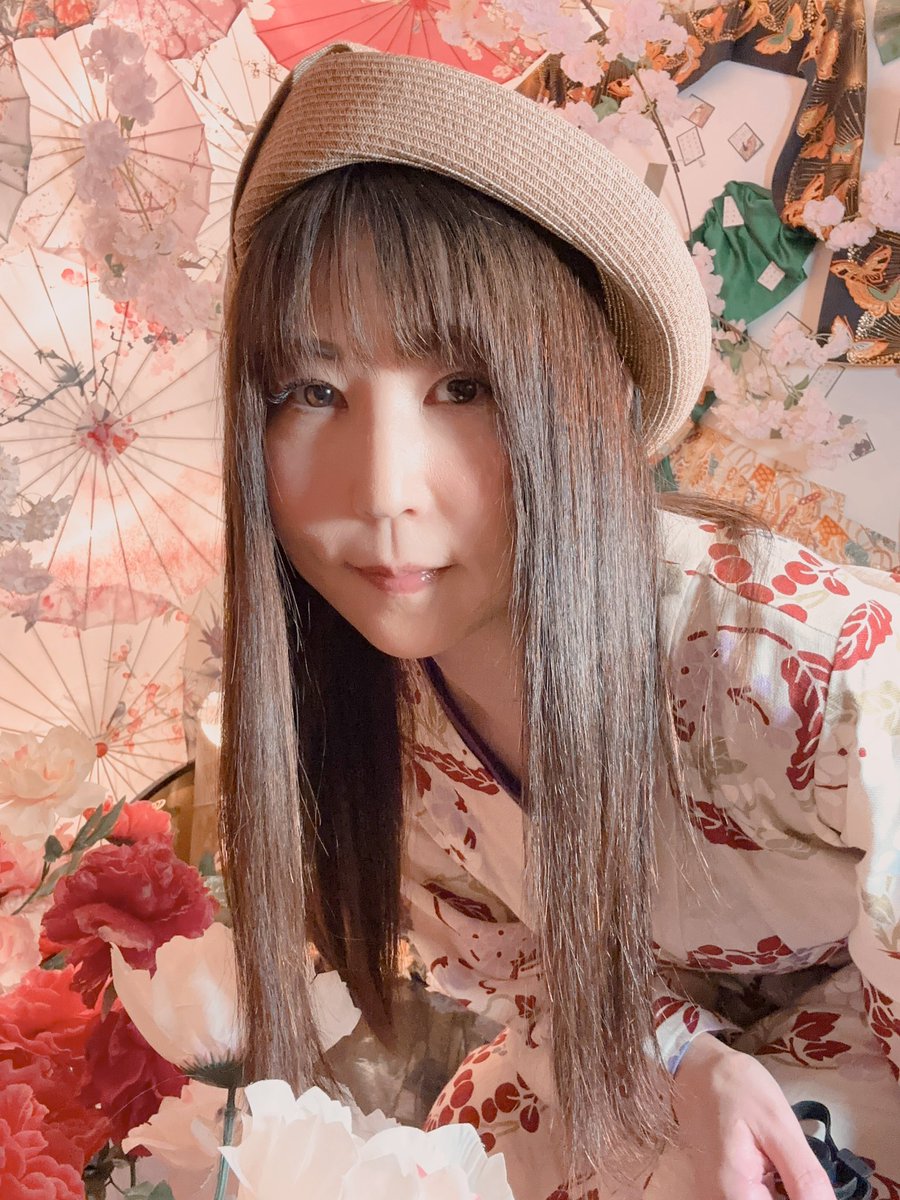 RoBokyon_h's tweet photo. だいぶ前になりますが、友達が「ドールの撮影に行く！」というので、私もちゃっかり便乗させてもらっちゃいました！インスタにはpostしていたのにツイートし忘れていた😅
スタジオのセットがめちゃめちゃ素敵でした〜❤️
🤖:モデルごっこ楽しかったね！
#sousou
#ロボホン https://t.co/H13WbX5Bw2