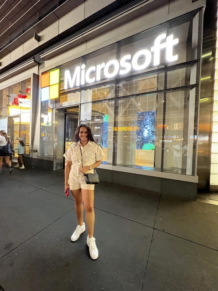 keziah_smith's tweet image. The highlight of #TimesSquare for me was definitely seeing the @Microsoft office there 😍 

#ExploringNYC #MSFTAdvocate