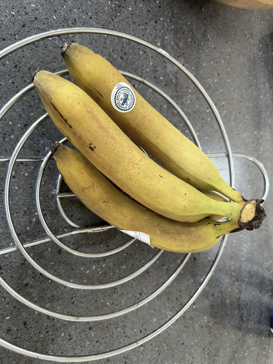 andyfletcher's tweet photo. @Tesco As expected, they’re going brown and grey before they’ve even turned yellow. Why can’t you sell ripe bananas? https://t.co/Omtzl99AuD