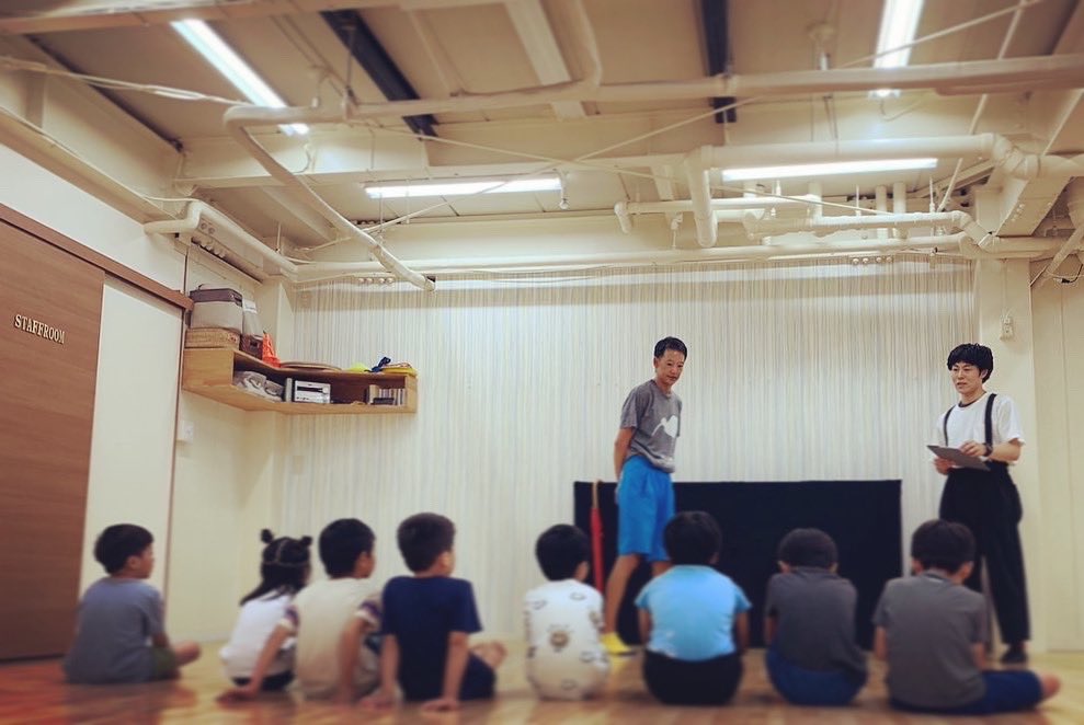 ryoer's tweet photo. 先日、運動教室KidsWithサマースクールにて

運動 &amp; パントマイム

子どもたちは、身体と頭(想像力)をフル回転の1日^ ^

へとへとになるけど、楽しかった！！
参加してくださったみなさん！ありがとうございました♪♪

#kidswith #運動教室 #パントマイム #ささきりょう #サマースクール #東府中 https://t.co/3helQotRSe