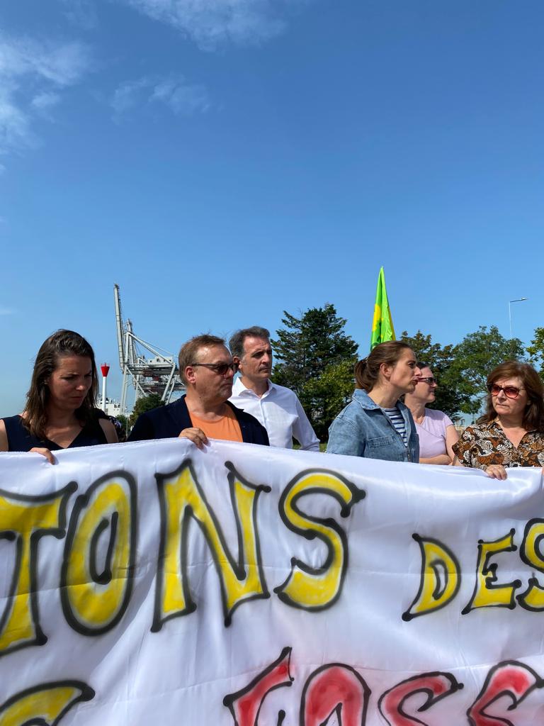 Cet après-midi, des élu·es et militant·es locaux ont mené une action à proximité du futur terminal méthanier du Havre ⚓️

Par voie juridique, les écologistes demandent en urgence la suspension de ce projet désastreux pour le climat et la biodiversité.