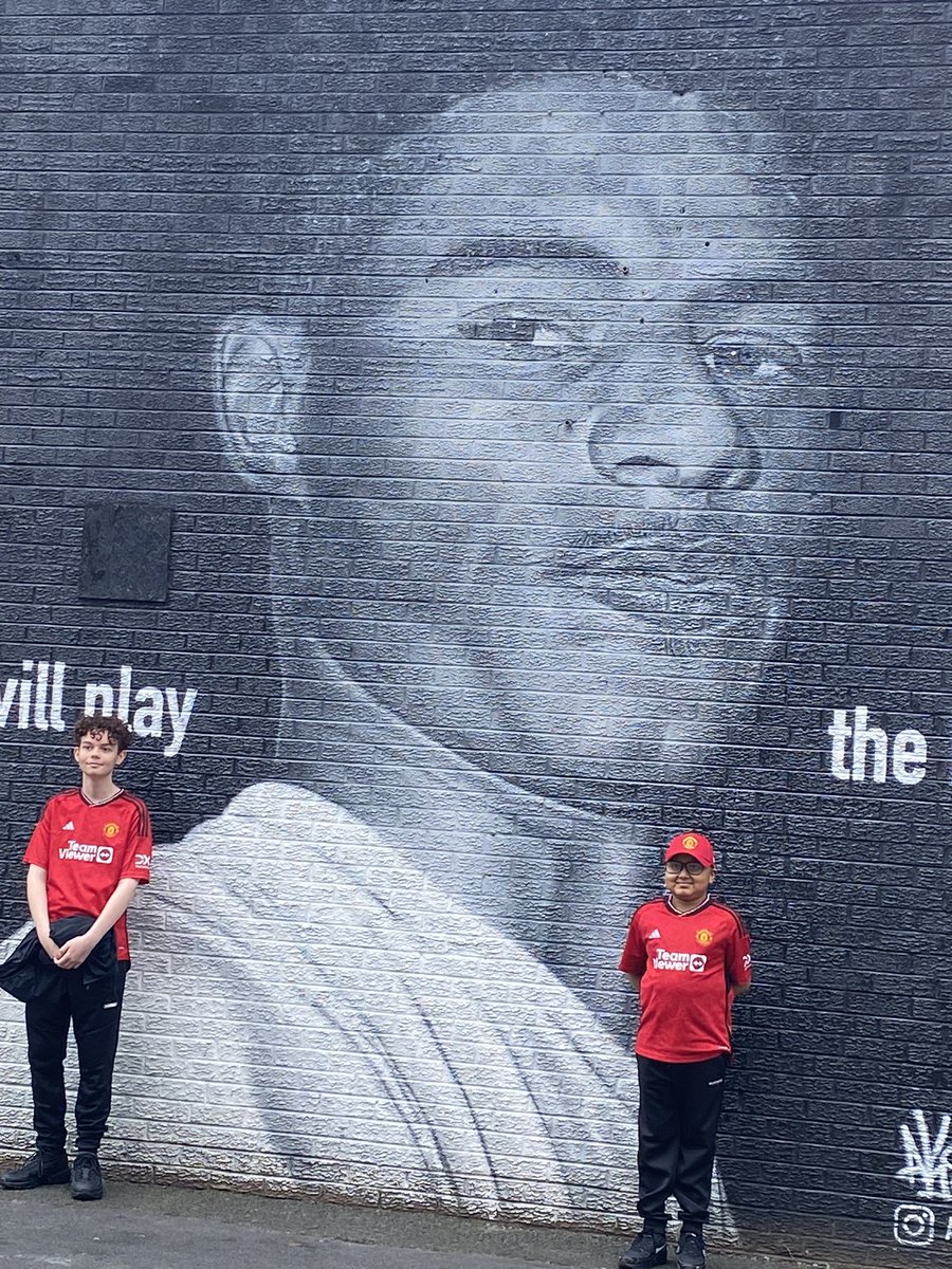 When this is just down the road from <a href="/TheChristieNHS/">The Christie NHS</a> and you have two avid Man Utd TYA fans at protons. Plus <a href="/CostaCoffee/">Costa Coffee</a> on the corner for hot chocolates. #keepingactiveduringtreatment#peersupport#sharedexperiences#manutd ❤️🤍🖤