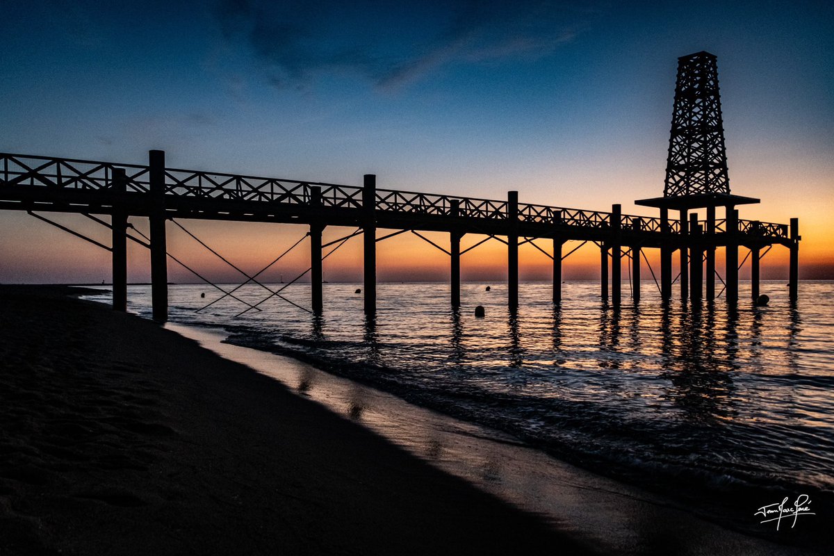 Lever de soleil sur le ponton de Port Leucate 

#sunrise #sunriselover #leucate #leucatetourisme #portleucate #aude #audetourisme #occitanie #occitanietourisme #cotedumidi #baladesympa #paysage #landscape #mer #suddelafrance #photo #photography #photoshoot #photographie #canon