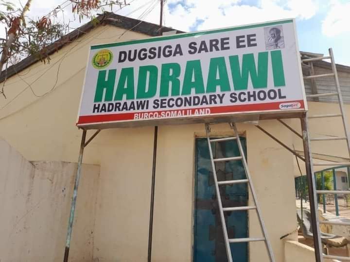 ayuub_talaabo's tweet photo. The interim cursed president of Somaliland @musebiihi had cut the rope at a transfer ceremony of two deceased figures: #Hadrawi & #shikhkaboole(who's held the office half a century). Meanwhile, the event was crowded by elites, elders, and public officials. https://t.co/caPy7rD9YH