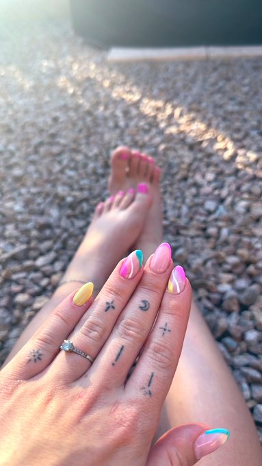 J&rsquo;ai refait mes ongles aujourd&rsquo;hui, tu kiffes ?😜  Like et Rt si tu aimes ma nouvelle manucure et p&eacute;dicure