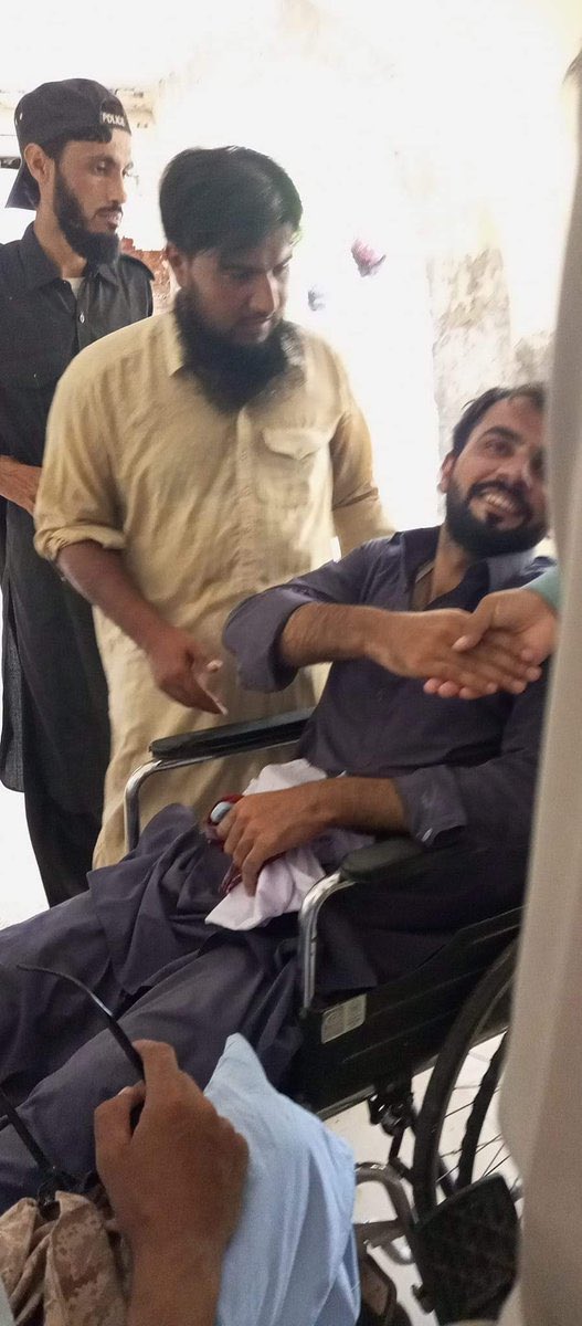 دس روز قبل ٹانک سے زوہیب پشین کو اغواء کیا گیا اور بدترین تشدد کے بعد 16 اگست کو وہیل چئیر پر عدالت پیش کیا گیا اور چند دن بعد اسکی ضمانت منظور کرلی گئی لیکن اس وقت وہ ہسپتال داخل ہے کیونکہ اس نوجوان کے گردے فیل ھوچکے ہیں۔
عاصم منیر تمہیں ایک دن ان تمام مظالم کا حساب دینا پڑے گا