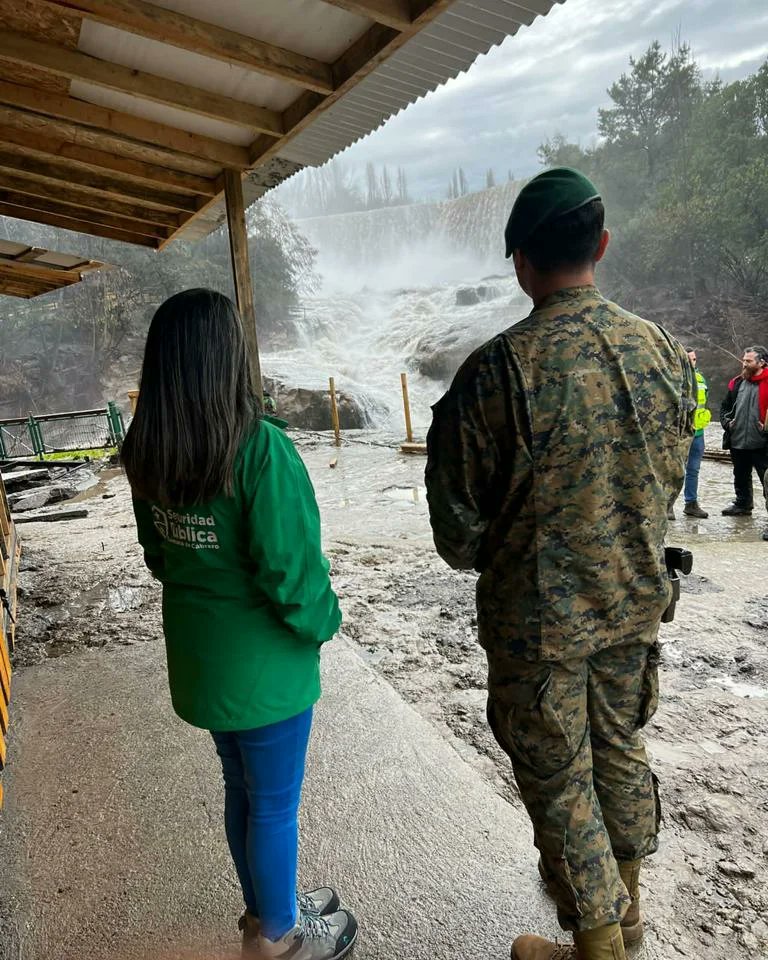 SEGURIDAD EN EL SALTO DEL LAJA

Producto del peligro de desprendimiento de rocas en el sendero del salto del Laja, personal del <a href="/Destacamento_LA/">Destacamento de Montaña N⁰ 17 Los Ángeles</a> se encuentra brindando seguridad al sector para evitar que las personas pongan en riesgo su vida.
