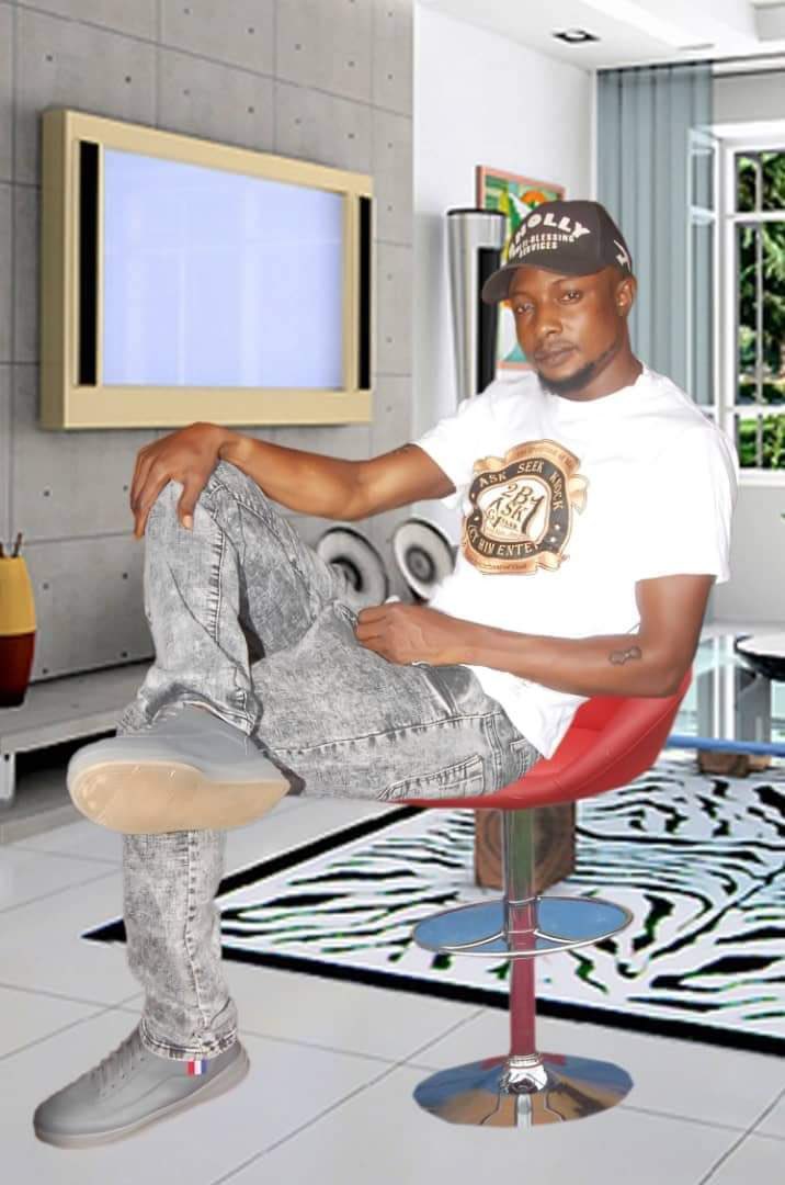 AbeniAde_'s tweet photo. If you are seeing this please repost till this criminal is found. His name is Shola Akinsawe aka Daddy Esther. He duped a lady the sum of N1.7M.
He used to disguise as a shepherd and traveling agent. 

Last seen: Sango Otta, Ogun State.

Please Rt and check thread for full details.
