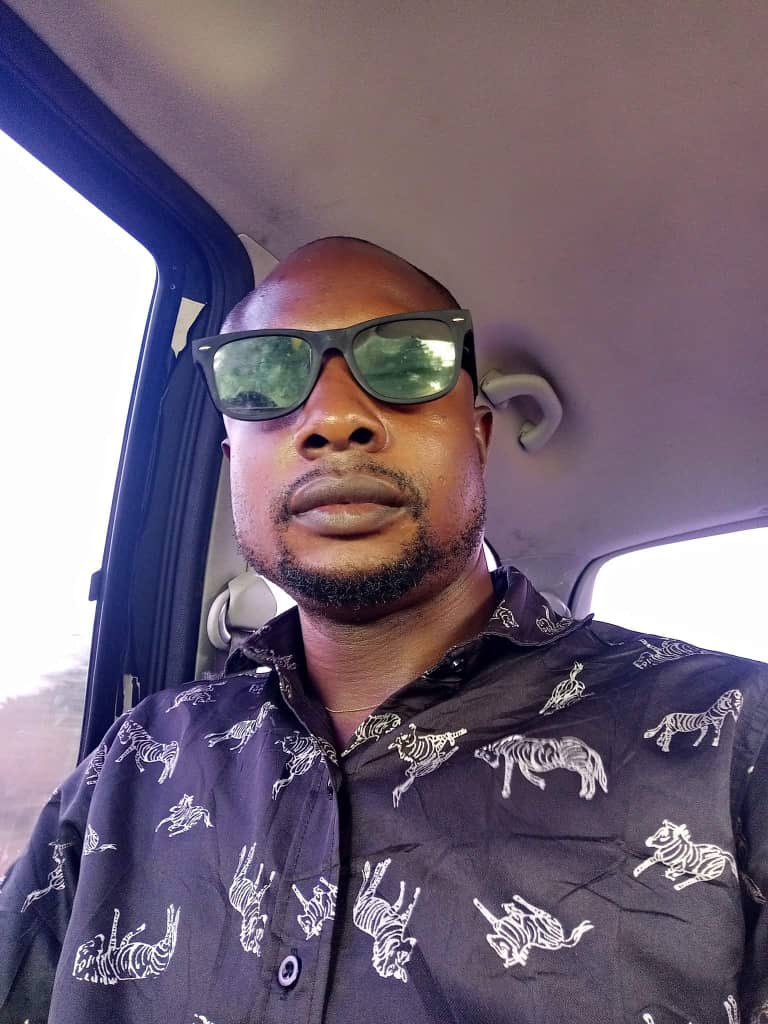 AbeniAde_'s tweet photo. If you are seeing this please repost till this criminal is found. His name is Shola Akinsawe aka Daddy Esther. He duped a lady the sum of N1.7M.
He used to disguise as a shepherd and traveling agent. 

Last seen: Sango Otta, Ogun State.

Please Rt and check thread for full details.