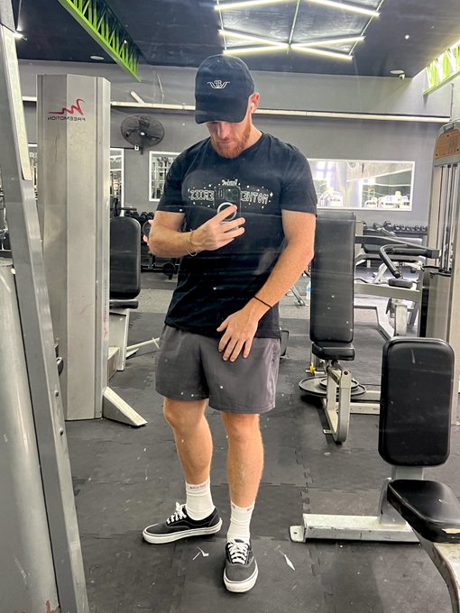 Bumping them classics in the gym today. https://t.co/0jCQU7rUYu
