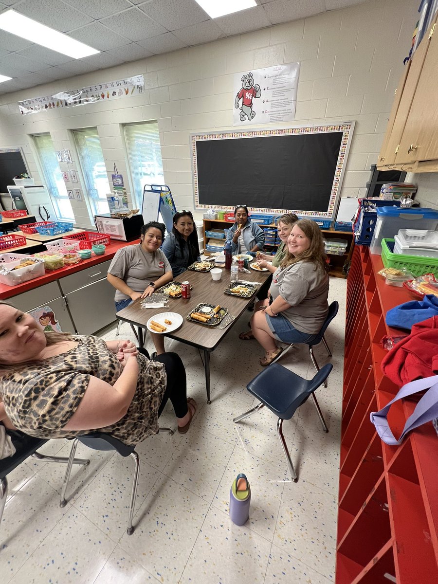 VictoriaPavon98's tweet photo. Lunch with my Kindergarten team! ❤️ We are so lucky to have Mrs. Lendy with us! She made us all lunch! #SCE #OneChatham https://t.co/68VAgCyJmB