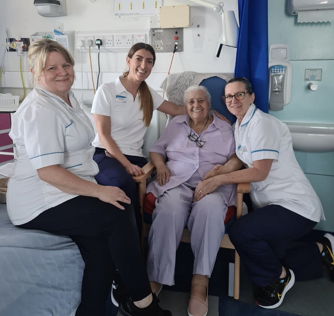 LauraThomson84's tweet photo. After 6 weeks and lots of hard work, we finally got our lovely patient home today!
For anyone she didn’t get to thank at @HHFT she would like to say a huge huge thank you for our kindness and support… and how cute are the little gifts she had made ☺️#physio https://t.co/eycOe2SGPP