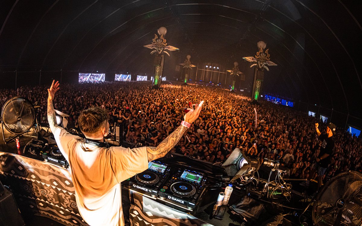 I am going to stop performing. Check out my personal message for more info: tinyurl.com/wfd4uet6 🧡