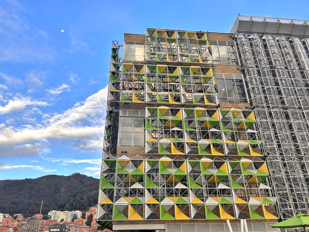 ¿Por qué el Ean Legacy es único? 🤩 El edificio cuenta con paneles 'Wonderframe' que permiten maximizar el uso de la luz natural, aprovechar las corrientes de aire, disminuir el consumo de energía y reducir las emisiones de CO2. 🌎💚 Y tú, ¿por qué crees que es único?