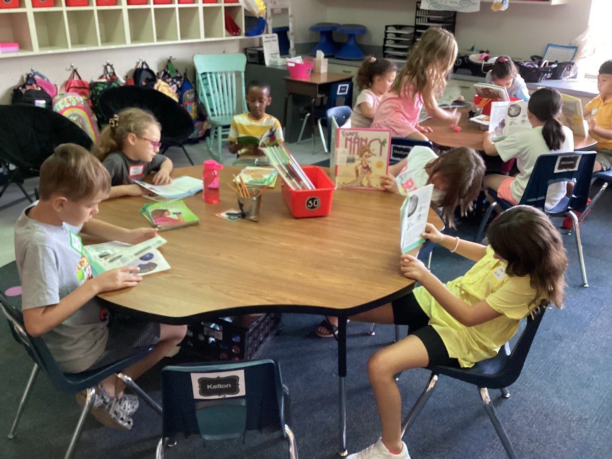JenniferRu's tweet photo. Second grade is doing such a great job practicing our reading routines!🥰 @ClardyElemNKC https://t.co/YrAWtgu1j8