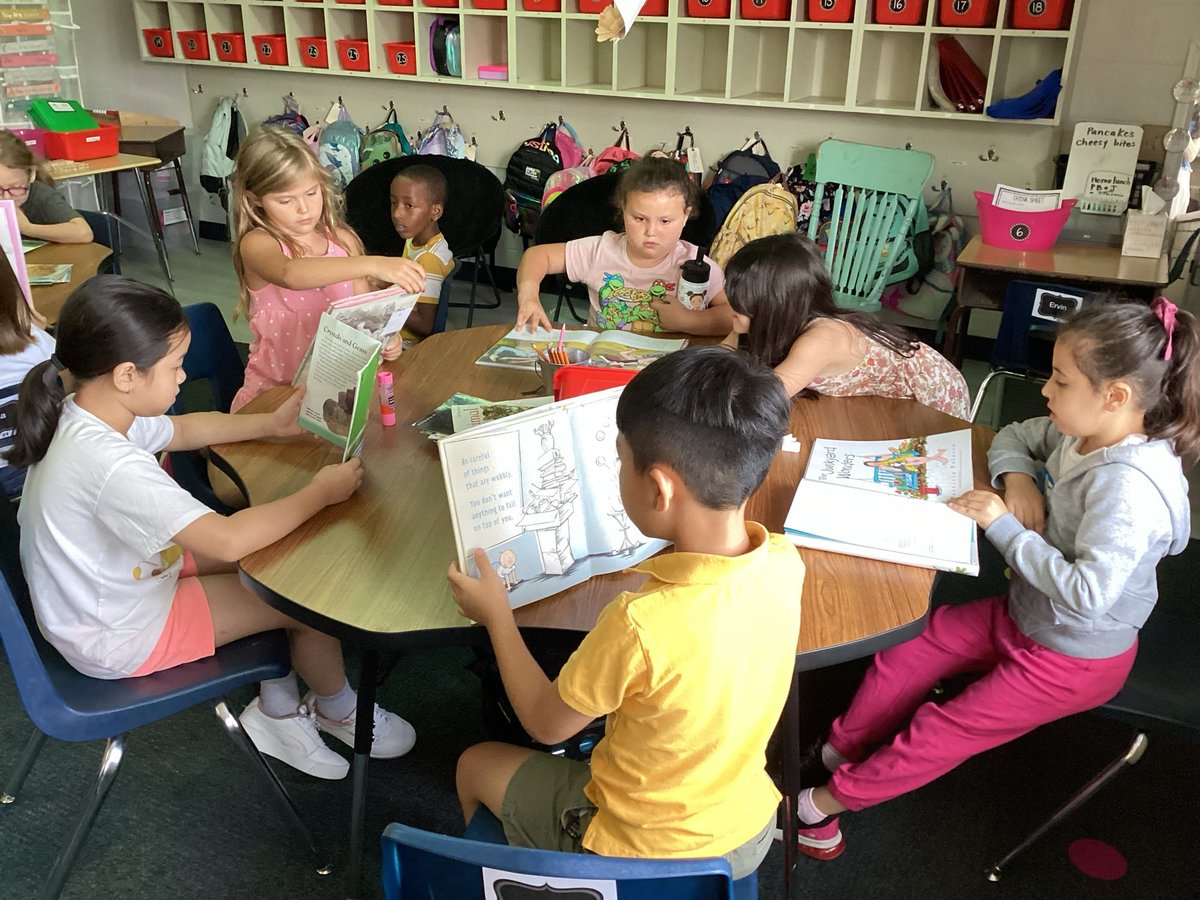 JenniferRu's tweet photo. Second grade is doing such a great job practicing our reading routines!🥰 @ClardyElemNKC https://t.co/YrAWtgu1j8