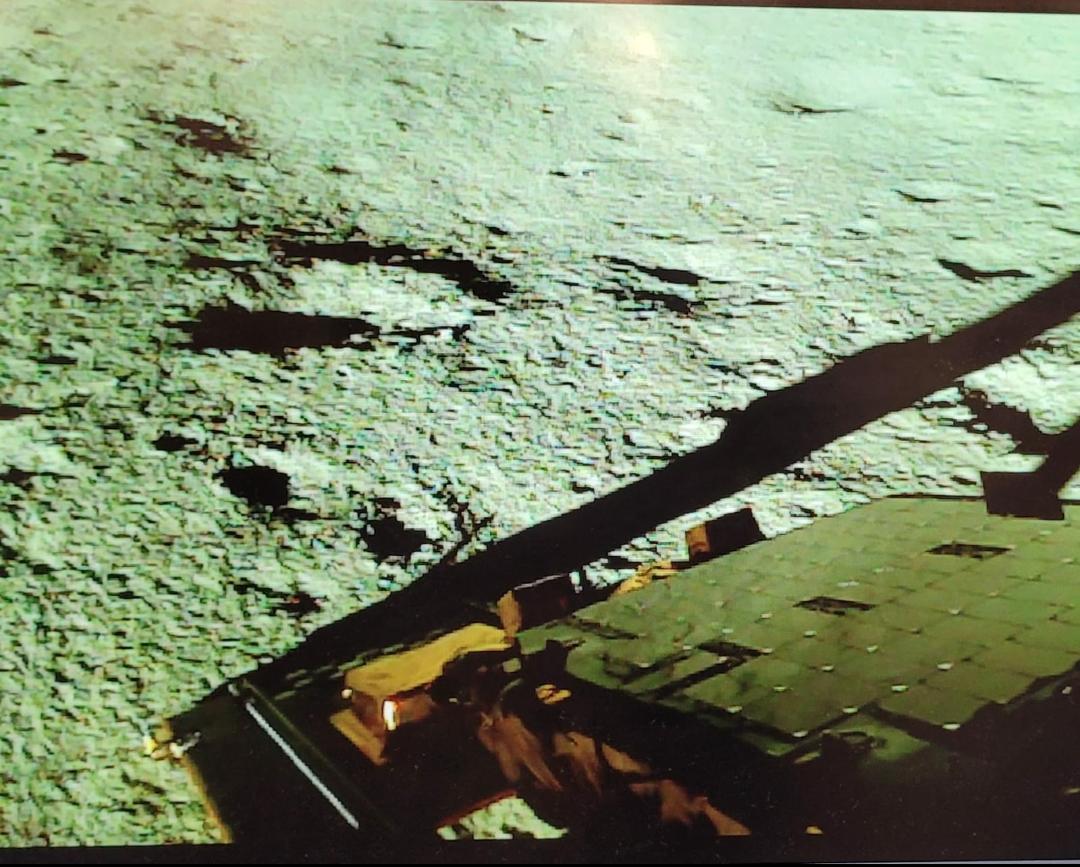 Another clear Image of Pragyan Rover

#PragyanRover 
#Chandrayaan3 
#HistoryCreated