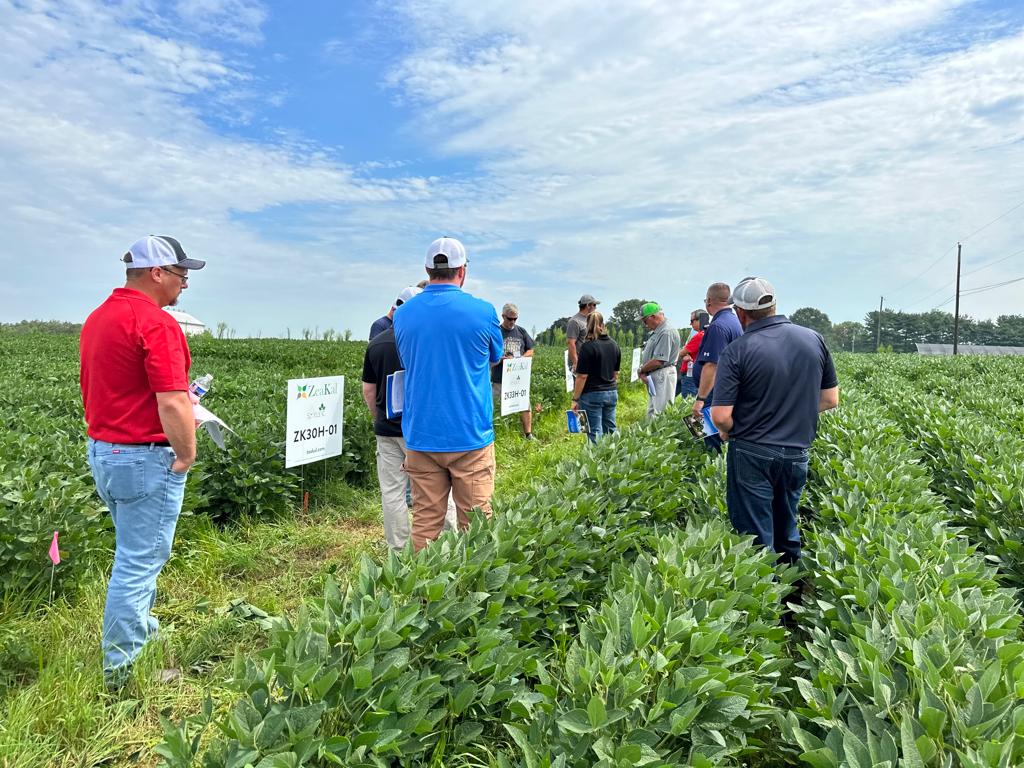 zeakal's tweet image. It was a beautiful day for our inaugural community field day, where local growers &amp;amp; partners saw our beans in action @CarvelUD 🌞🌱

Huge thanks to our collaborators @PerdueAg , @NutrienAgRetail, @GroAlliance, and @UnitedSoy for helping us make this event a success 🎉

#agtech