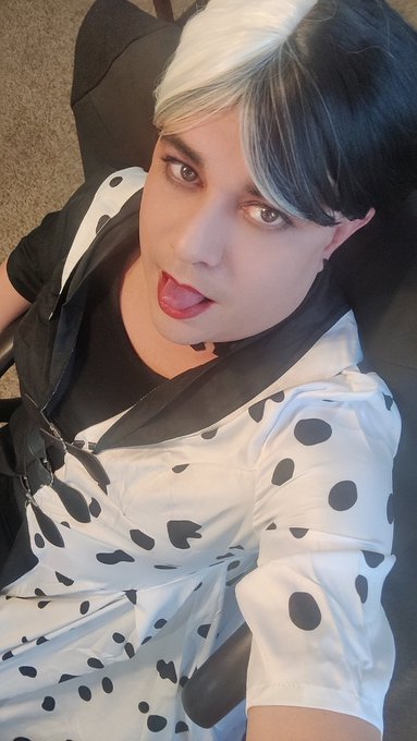 Cruella loves you 💋😘 Have a great Wednesday loves. 💄 https://t.co/M3uShSLKSP<a href="/tag/grinding"class="tags"><span>#grinding</span></a>