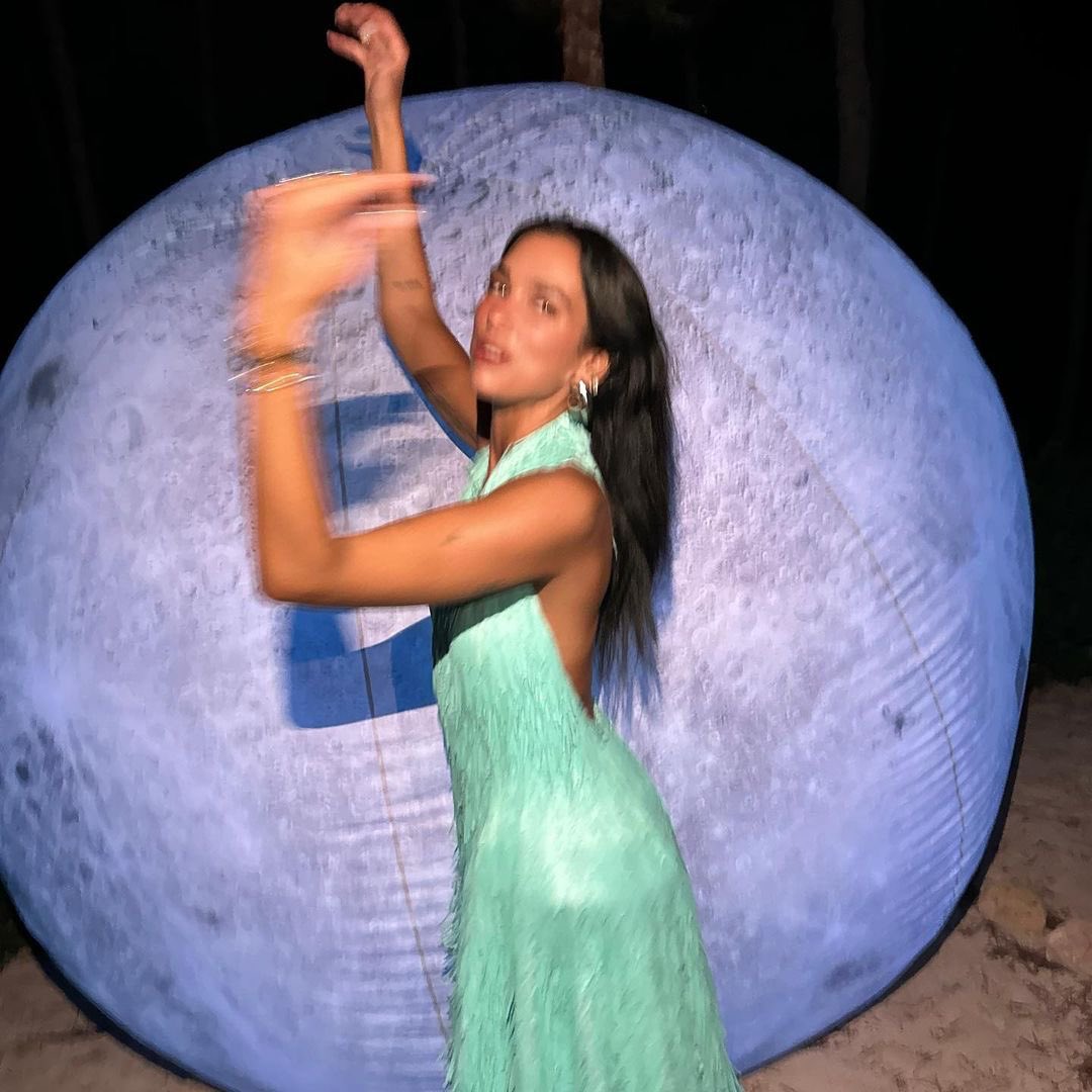 DUALIPA's tweet photo. to the moooooon 🌕 https://t.co/0mmeXOjXX0