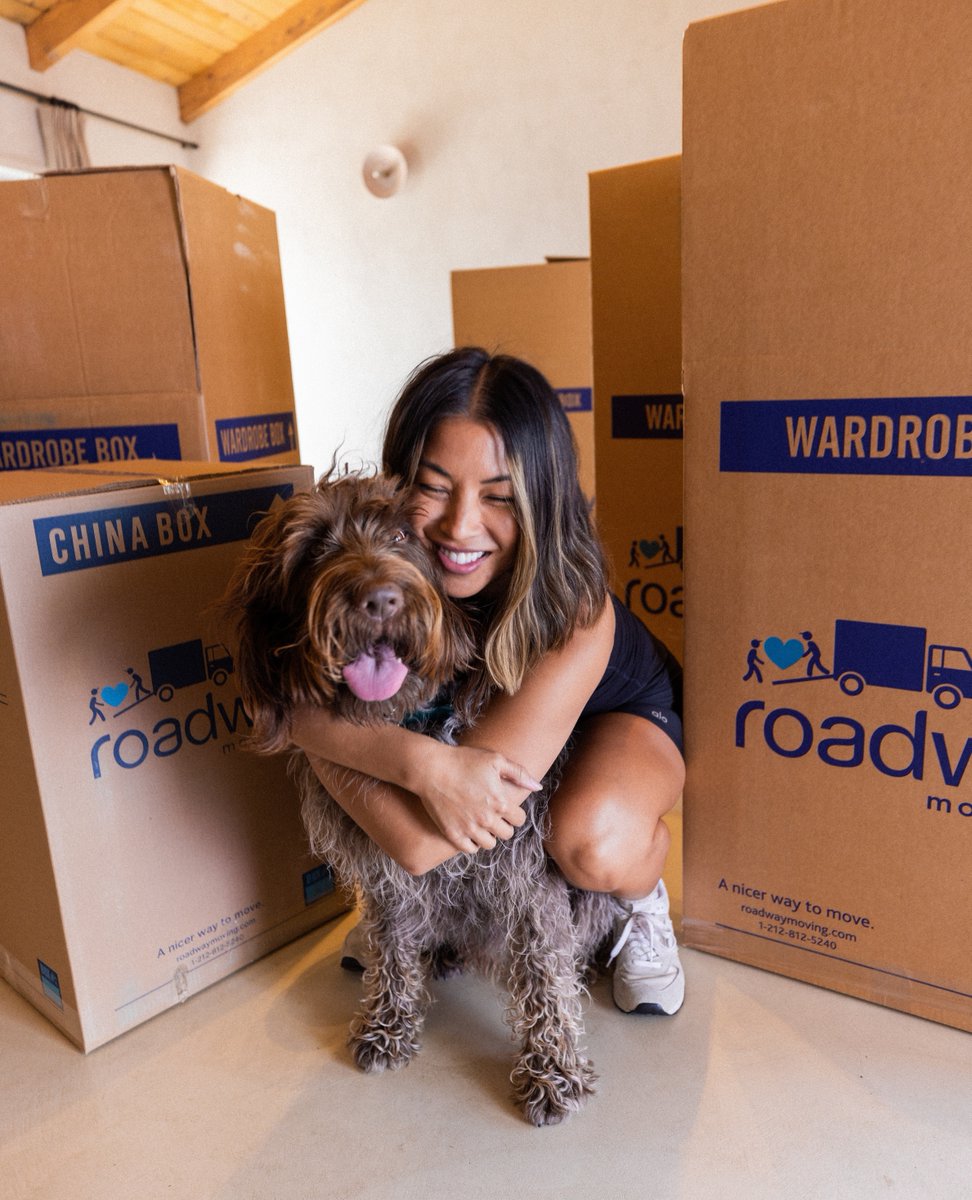 roadwaymoving's tweet image. Happy pups means a happier and easier moving day for you! That’s how we do moves at Roadway 💙💜⁠
@cococuenco⁠
⁠
#movingday #movingwithpets #movingwithroadway #la #lamovers #dogs