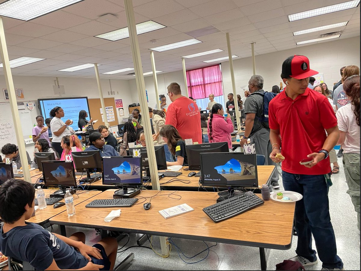 FBLACH720's tweet photo. TCHS FBLA had an amazing turn out for our new member social. We had so much fun meeting you guys, playing games, and talking about FBLA. We hope to see you at the first chapter meeting 8/30. #btty #4theT #gafbla @georgiafbla https://t.co/9Vntgp3MIP