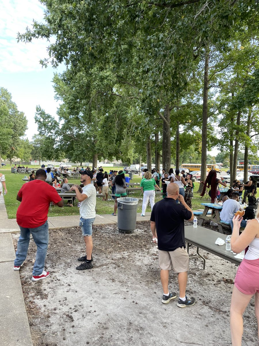 grcollegiate's tweet photo. We had an amazing evening with our Green Run campus families for Open House and our Community Cookout! @GRHS_Stallions https://t.co/lCjfT2oV7Y