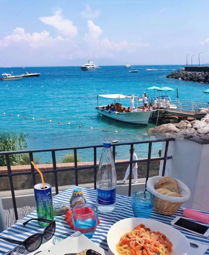 People who are too soft-hearted are hard to be happy, even rejecting others is like doing something wrong yourself, being soft-hearted is an unfair kindness that fulfills others and condescends to yourself, but you are treated like a fool by others!