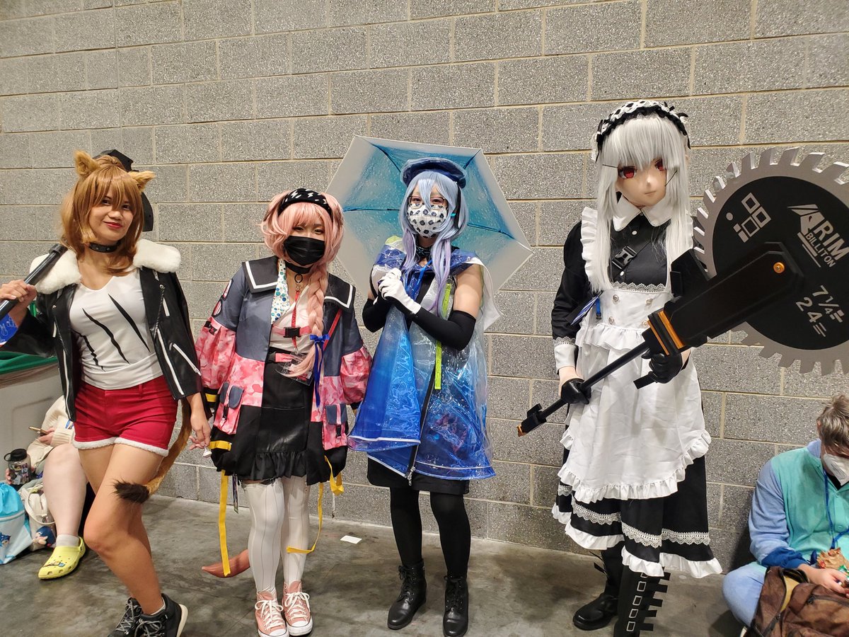 fantasy_kat's tweet photo. "Doctor! Come take a photo for us!" 😊 #Siege #Goldenglow #Mizuki #Specter #Arknights #Yostar #cosplay #AniRevo2023 #AnimeRevolution #YVR https://t.co/wlWHEtgsyH