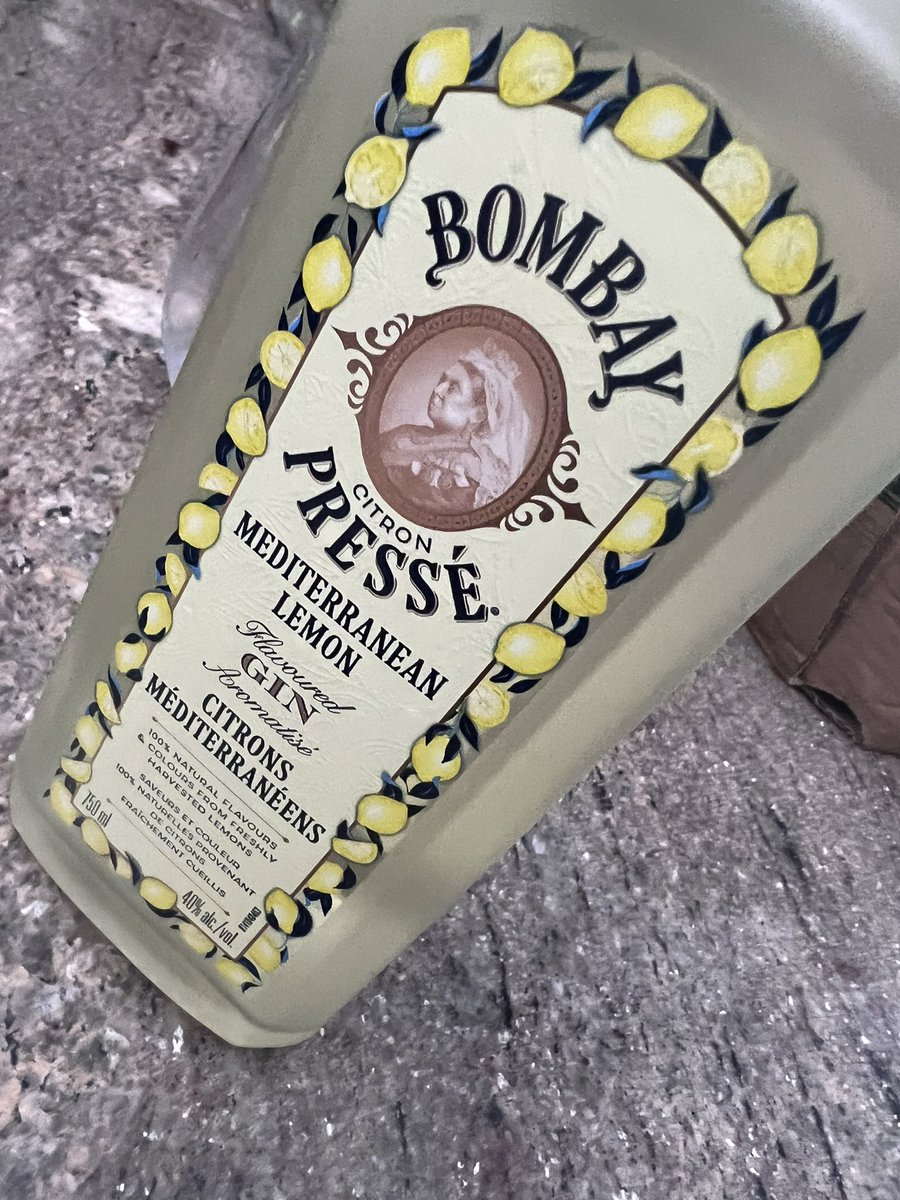 KathyRoman's tweet image. Whisky has some competition!

@BombaySapphire Mediterranean Lemon Gin!!!  😋 Straight or with some plain soda!!!!!   🍋 

#bombaymediterraneanlemon #bombaysapphiregin 
#bevvies