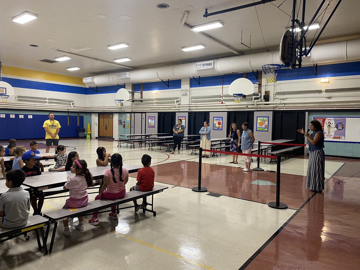 It was a busy and fun first day in kindergarten! KL students enjoyed a beautiful story, had fun with play dough, practiced the lunch routine and of course colored a special crown! 👑😍💙🐯💛<a href="/bilinguallopez/">Miriam Lopez</a> ¡Todo estuvo muy divertido! 💕#EmersonD100 #bsd100inspires #bsd100inspira