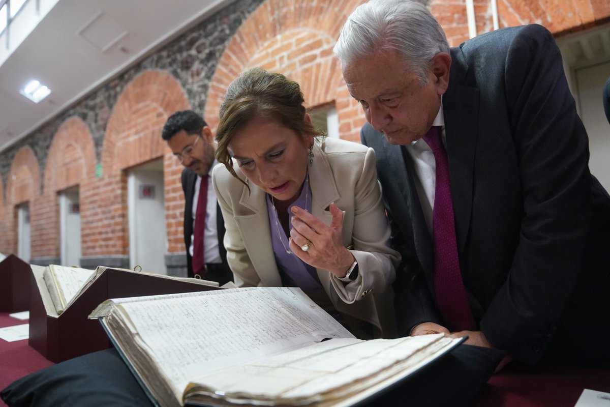 GobiernoMX's tweet photo. #ComunicadoPresidencia

Archivo General de la Nación ha recibido más recursos que nunca: presidente López Obrador.

Encabeza ceremonia por 200 años del AGN; anuncia que en julio de 2024 quedará concluida nueva sede del Archivo General Agrario.

https://t.co/0dSBFw6EWE https://t.co/7z968m3hHB