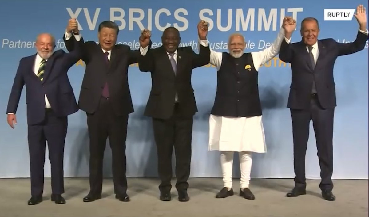 Ho seguito tutti i discorsi dei cinque leader dei paesi #BRICS. 

Con tre di loro (#Putin #Modi e #Xijinping, cosi come con #Lavrov) ho anche parlato a tu per tu in varie occasioni, tra cene e incontri.

Modi è un grande oratore ed ha un gruppo di ministri di primo calibro

Xi