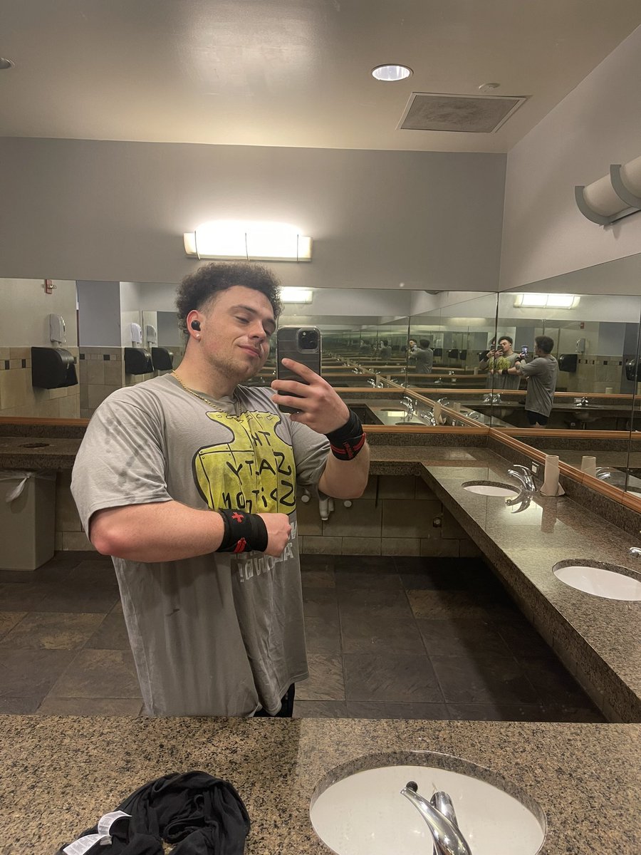 zzackari's tweet photo. (Divorced dad playlist) is the best 🕺🏻 https://t.co/CddxNO9Nqv