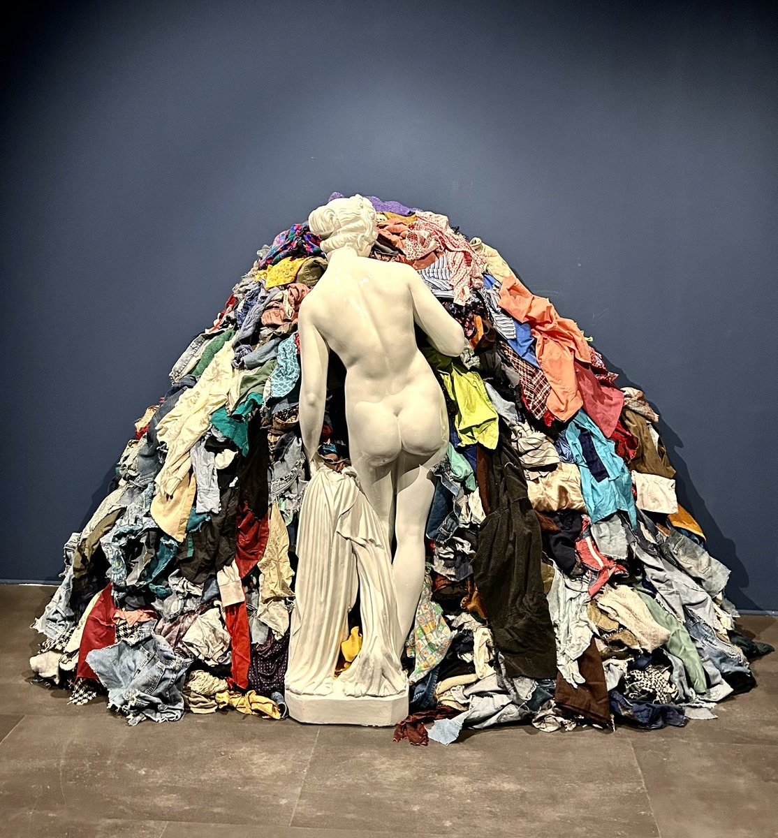 ___what___if's tweet photo. Infinity by Michelangelo Pistoletto - La Venere degli stracci (1967) - Roma 2023 Chiostro del Bramante #Pistoletto #Infinity #Rome2023 #Art #ChiostrodelBramante 
#Thx https://t.co/Lzep7qknAM
