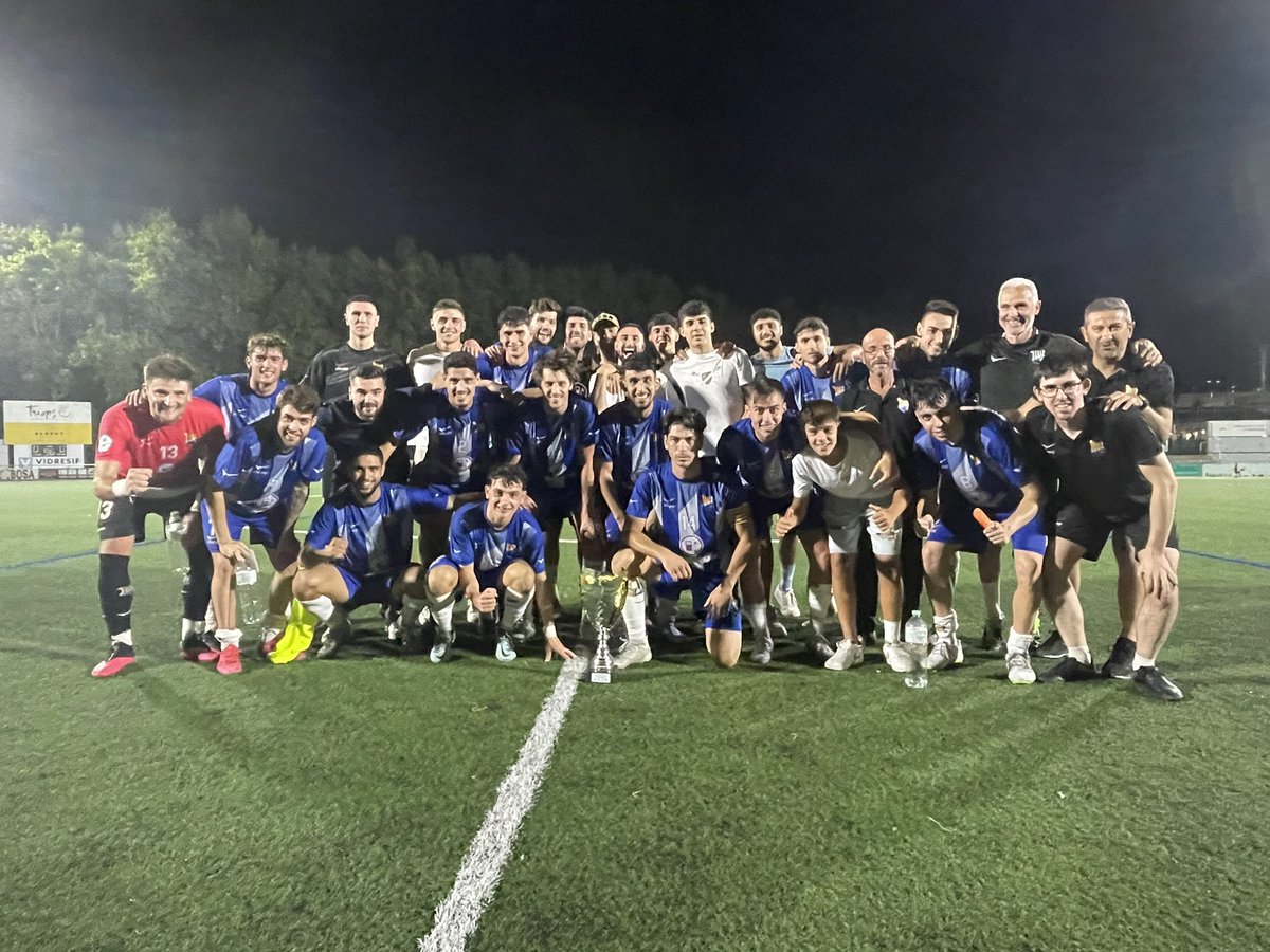 EsportGironi's tweet photo. FUTBOL-La @UEFigueres, campiona del Torneig de l'Estany!
Els altempordanesos s'han imposat a la @UEO1921 en la tanda de penals (0-0; 2-3)
Albert Quintanas (@a_quintanas) ha aturat el primer penal i Hugo ha transformat el definitiu.
📷 UEF
#OlotFigueres #TorneigEstany54 #futbolcat https://t.co/n2Uejb1asV