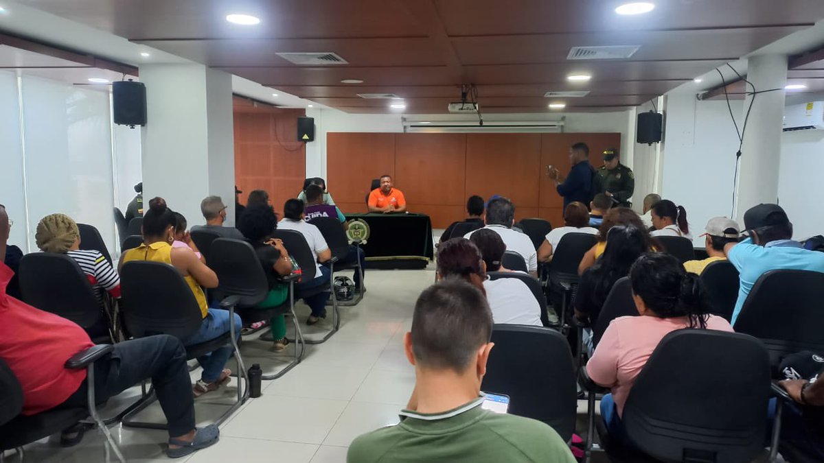 PoliciaStaMarta's tweet photo. #Importante, desde las 2PM nos encontramos con @SantaMartaDTCH, en el Gran Conversatorio con Líderes y Comunales de la localidad No. 1, fortaleciendo estrategias en materia de seguridad y el compromiso de trabajar para toda la sociedad en temas de convivencia social de #StaMta. https://t.co/XWW6b7XofL