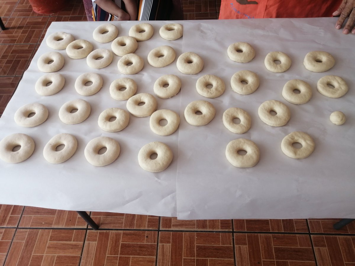 MauCasBol's tweet photo. Continuando con la #ASCROC por @croc_apst y la @CROC25_Tab, se impartió la Master Class de Panadería en técnica y preparación de las DONAS con el objetivo de cuadyuvar en la mejora continua de la economía de los hogares y empoderamiento de las mujeres tabasqueñas @HugoRamosRamire https://t.co/mDfLU5QKSH