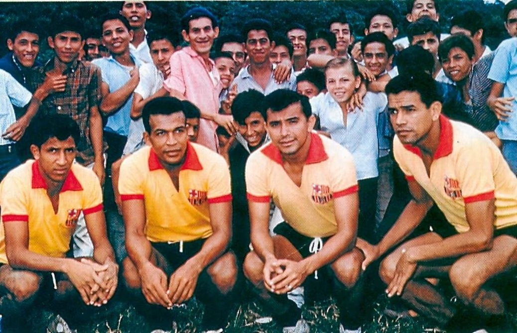 SociosBSCQuito's tweet photo. Nos ha dejado una gloria de @BarcelonaSC , Vicente Lecaro quien fue integrante de #LaCortinadeHierro, hoy en el cielo ya no entran más goles porque están juntos: el capitán Macías, King Quijano, Cortijo Bustamante y el Ministro de Defensa. https://t.co/4Yb4fh52wk