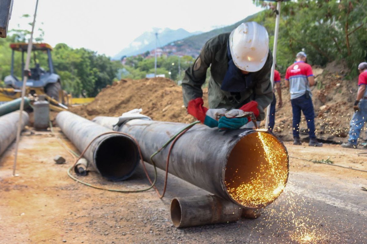 hidroven_ve's tweet photo. En el estado La Guaira iniciaron los trabajos de sustitución de 20 mtrs de tubería de acero de 16 pulgadas, para atender a más de 28 mil habitantes en la parroquia Urimare. 

Hidrocapital, una herramienta de la Revolución. 💧

@harolclemente @nicolasmaduro @RMarcoTorres https://t.co/tdtREEM80S