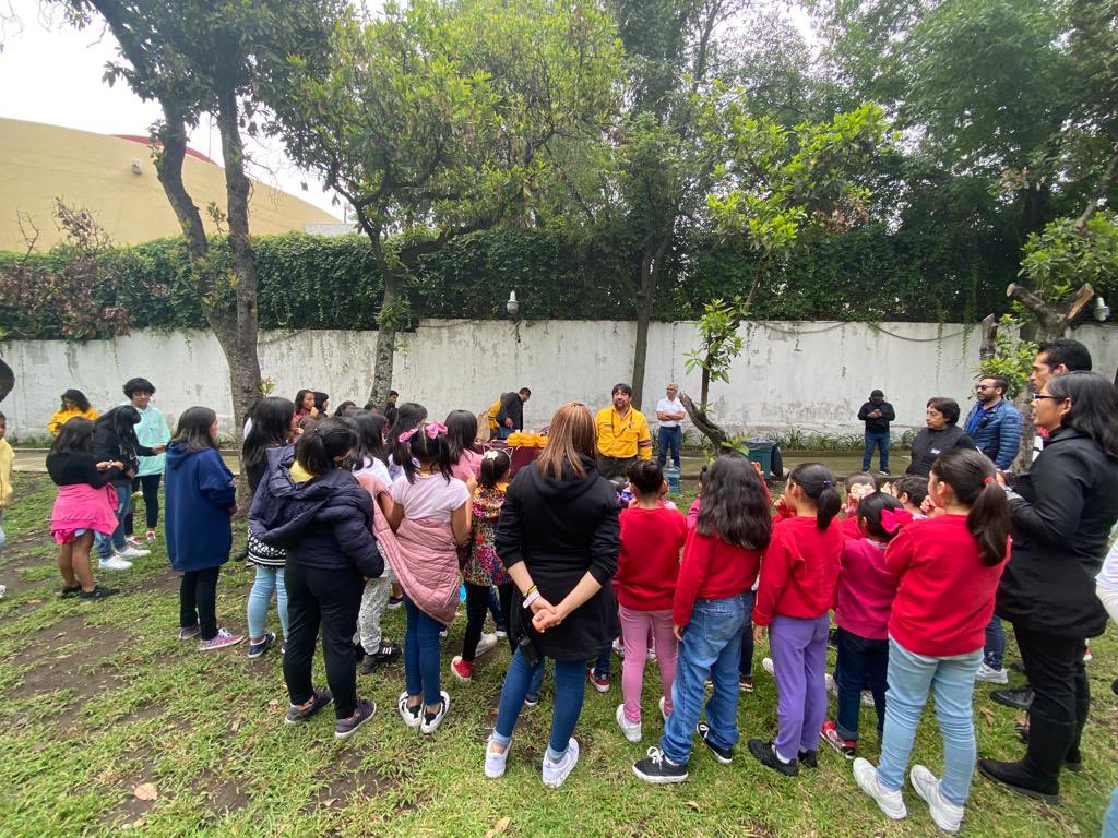 DIF_NMX's tweet photo. Equipo de Guardabosques de la Ciudad de México acompañaron a las niñas de Casa Amanecer y #CAHONI del #SNDIF en su visita al huerto de #Congreso20. 

En las actividades también estuvieron presentes, la directora @lizrosasmontero y el director Rubén Martínez del #SNDIF. https://t.co/WmZHKlramx