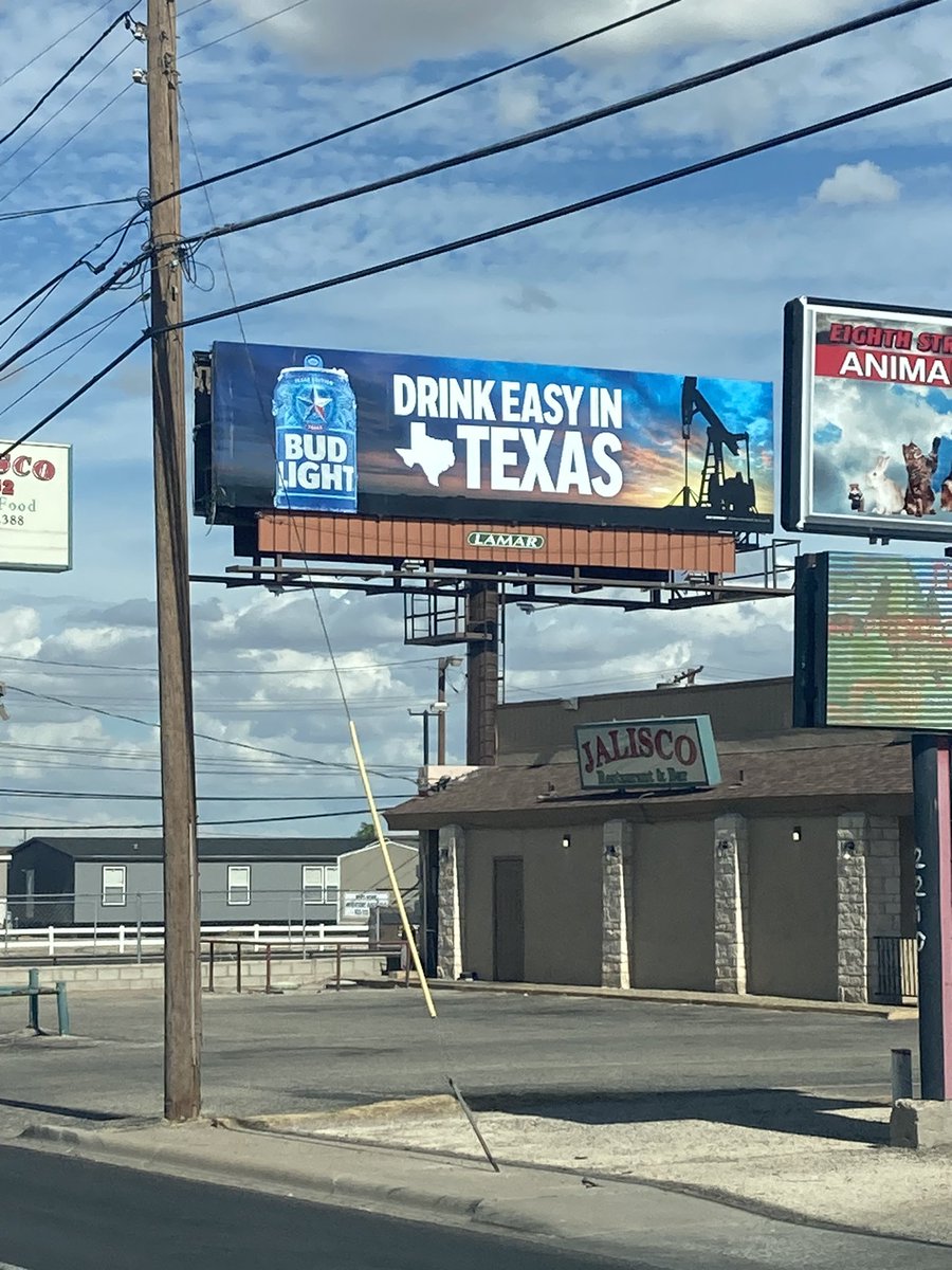 permianator's tweet photo. “Screw it put an oil well on the banner” https://t.co/aqVDozwuBw