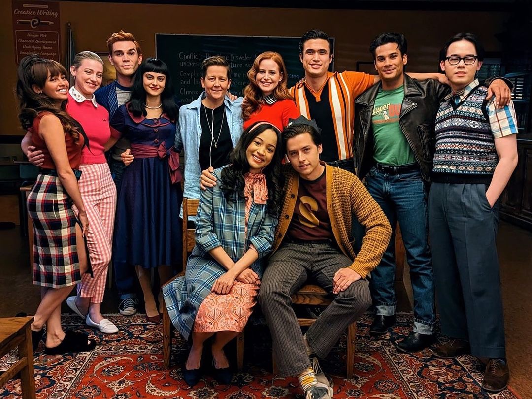 Nueva foto del cast de #Riverdale en el detrás de escenas del penúltimo episodio, el 7.19 titulado “The Golden Age of Television”.