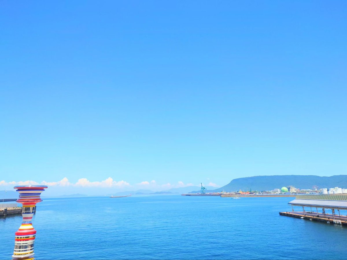 takasanvoice's tweet photo. 高松港【香川県高松市】
高松駅から歩いて5分ほどにある港で、日本で最初に国立公園に指定された瀬戸内海に面しています。瀬戸内国際芸術祭2010で大巻伸嗣が手がけた、カラフルな2本の柱「Liminal Air -core-」がシンボルのように佇んでいます。
#高松港
#瀬戸内海
#大巻伸嗣
#LiminalAircore
#高松市 https://t.co/IcLIqPwBqZ