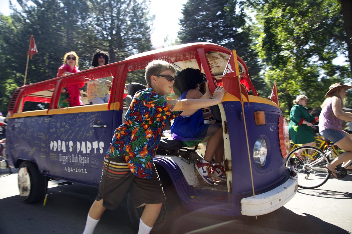 fortcollinsgov's tweet photo. 📢 Tour de Fat returns Saturday, bringing 🚲 bikes, 🧙🏾 costumes &amp; 🚧 road closures to Mountain Ave. from City Park to Mason &amp; more.

Expect delays &amp; detours around the race. 💬 Text TOURDEFAT to 888777 for alerts.

ℹ️ https://t.co/BajAQ6dBVM https://t.co/72bsWHleF0