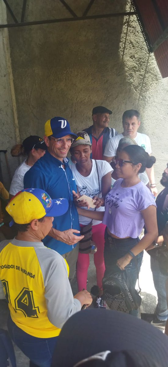 Primerojzamora's tweet photo. hoy  #23Agosto por parte del equipo político de @primerojzamora #Guatire al recorrido que realizó nuestro líder y Candidato a la Primaria @hcapriles  al municipio Páez, #RíoChico los habitantes salieron a recibir el saludo y abrazo de nuestro candidato https://t.co/Wtps6C4S9d