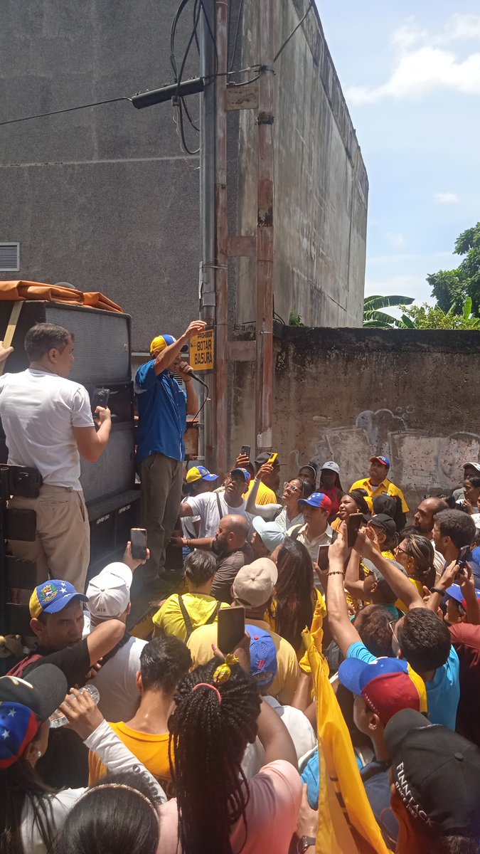 Primerojzamora's tweet photo. hoy  #23Agosto por parte del equipo político de @primerojzamora #Guatire al recorrido que realizó nuestro líder y Candidato a la Primaria @hcapriles  al municipio Páez, #RíoChico los habitantes salieron a recibir el saludo y abrazo de nuestro candidato https://t.co/Wtps6C4S9d