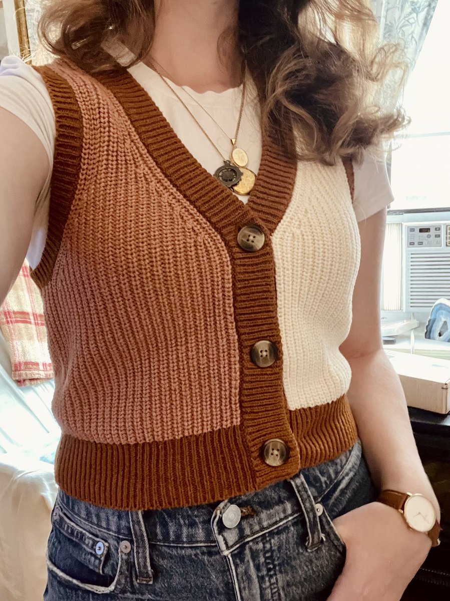 acenancyy's tweet photo. celebrating sweater vests and lobster rolls, scary ghosts and inner growth, TV and community, and friends you make forever 🦞 thanks for all of it #nancydrew https://t.co/aoy2DOde1P