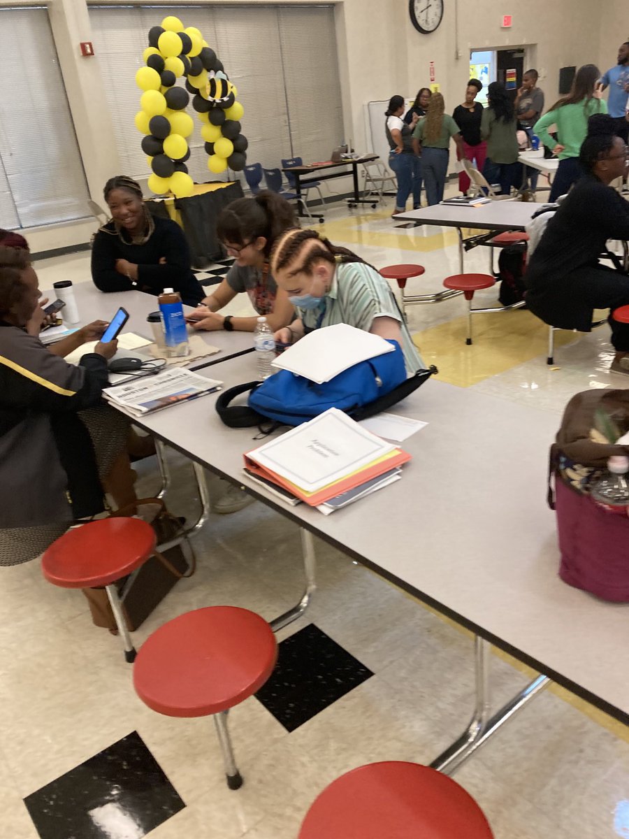 MsAnnTillis1's tweet photo. #isaccs , the busy bumblebees are buzzing
in the work, Students First - Core Value Workshop with our amazing Principal -     Dr. Carmen C. Spencer 🚀✈️💕

#hisd_Wraparound https://t.co/cJbYdE7I8e